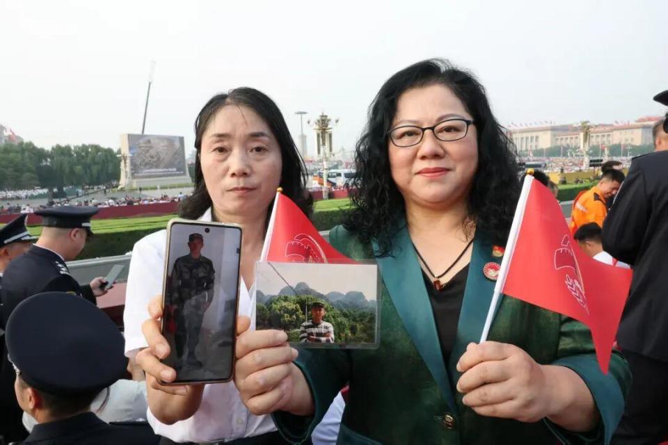 她替儿子现场观礼九三阅兵她替儿子现场观礼九三阅兵，一位母亲的骄傲与感动